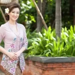 Model Kebaya Encim yang Modern dengan Menggabungkan Keanggunan Tradisional